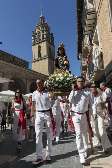 Los Arcos ha vivido la segunda jornada de sus fiestas patronales. En el Día de la Virgen, los vecinos han participado en la procesión. A continuación ha tenido lugar la misa en honor a los patronos Santa María y San Roque.