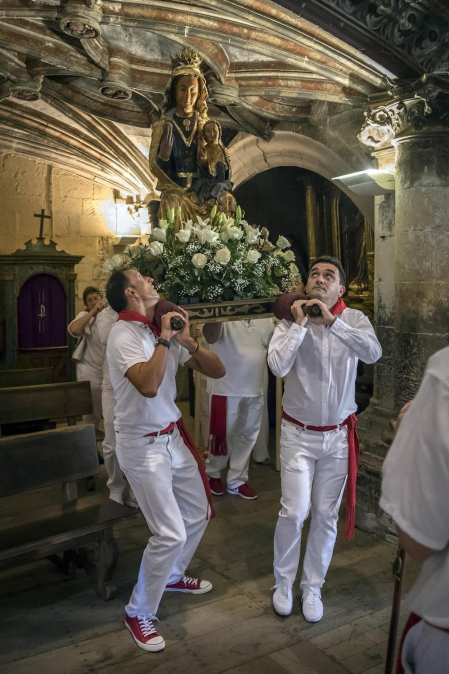 Los Arcos ha vivido la segunda jornada de sus fiestas patronales. En el Día de la Virgen, los vecinos han participado en la procesión. A continuación ha tenido lugar la misa en honor a los patronos Santa María y San Roque.