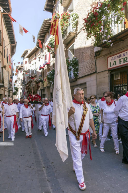Los Arcos ha vivido la segunda jornada de sus fiestas patronales. En el Día de la Virgen, los vecinos han participado en la procesión. A continuación ha tenido lugar la misa en honor a los patronos Santa María y San Roque.