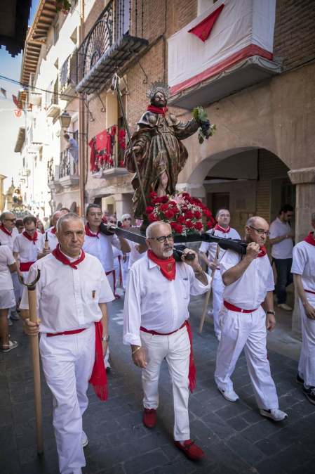 Los Arcos ha vivido la segunda jornada de sus fiestas patronales. En el Día de la Virgen, los vecinos han participado en la procesión. A continuación ha tenido lugar la misa en honor a los patronos Santa María y San Roque.