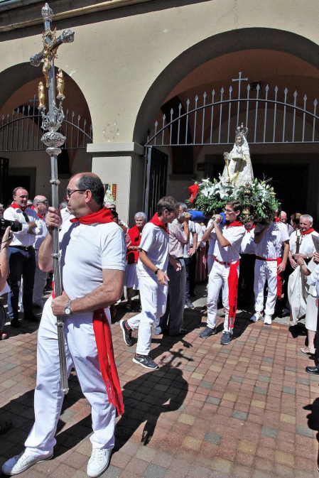 Burlada ha disfrutado de su segundo día de fiestas. La Comparsa de Gigantes y Cabezudos, acompañada de Larratz Dantzari Taldea y de la Banda de Música, ha recorrido la calle Lavanderas hasta la plaza de la Iglesia. Además, en esta jornada tampoco han faltado los juegos infantiles.