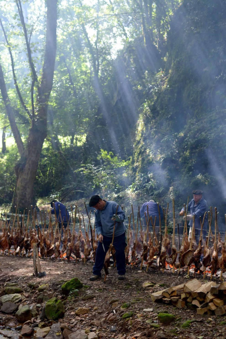 Imágenes del tradicional zikiro jate en Zugarramurdi, banquete que reunió a más de 800 comensales