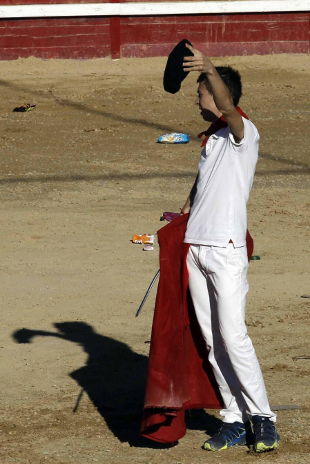 Los jóvenes de Sangüesa se reunieron para comer disfrazados e ir a la plaza de toros
