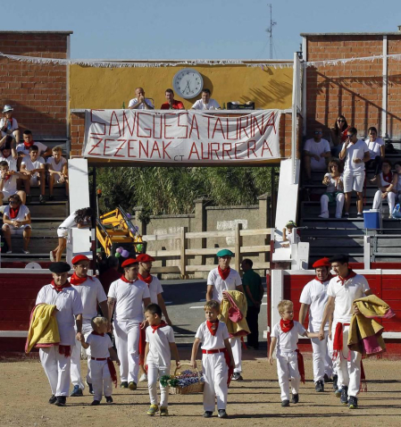 Los jóvenes de Sangüesa se reunieron para comer disfrazados e ir a la plaza de toros