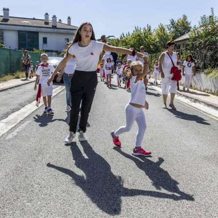 Desfile de la comparsa de gigantes y paellada popular en el tercer día de las fiestas de Zizur