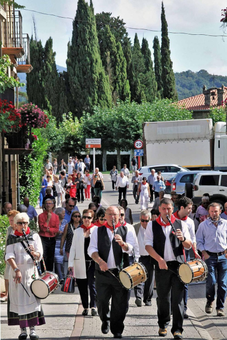 Alsasua celebró el día grande de sus fiestas con una misa, almuerzo y bailes al son del txistu