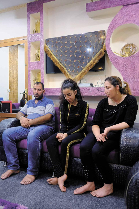 Madrugada del 25 de julio. El estado islámico se infiltra en siete aldeas de sweida (sur de siria) y pasa a cuchillo y fuego a sus habitantes. También secuestran a 30 personas, mujeres y niños. Dos logran escapar. Días después del genocidio, un periodista de diario de navarra viajó a sweida y entrevistó a estas dos mujeres y a otras víctimas. El secuestro continúa en algún lugar del desierto sirio