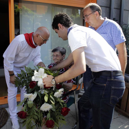 Alsasua despide sus fiestas con el homenaje a los mayores de la localidad