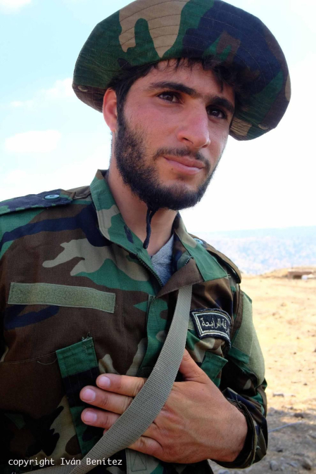 ¿Qué siente un soldado sirio que lleva combatiendo más de siete años? La mayoría son muy jóvenes y nunca antes habían empuñado un arma. Eran mecánicos, pintores, panaderos, estudiantes universitarios, de instituto... El 8 de agosto, un periodista de 'Diario de Navarra' se subió a un convoy de reporteros rusos, iraníes y sirios y viajó hasta la provincia de Deraa, uno de los dos frentes activos en el país. El 11 de septiembre, el Estado Islámico emboscó y mató a 21 soldados en esta misma zona
