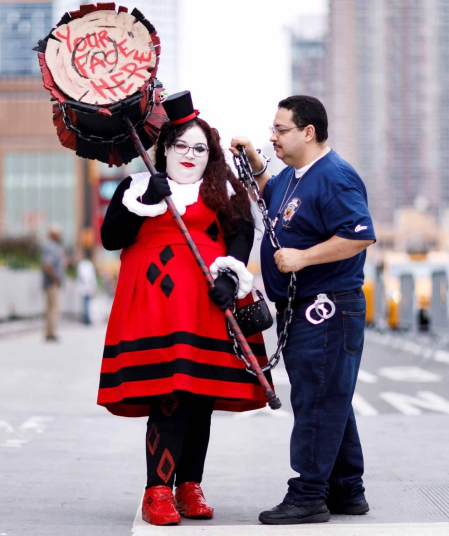 La locura por el cómic y la ficción se desató este jueves en la Gran Manzana en la primera de las cuatro jornadas del Comic Con de Nueva York, un evento que atrae de cientos de miles de seguidores, así como estrellas de la televisión y el cine y las principales editoriales y productoras del género.