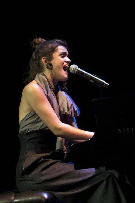 La ganadora de 'Operación Triunfo' ofreció este jueves, 4 de octubre, un concierto en el teatro pamplonés, acompañada por la Free Fall Band