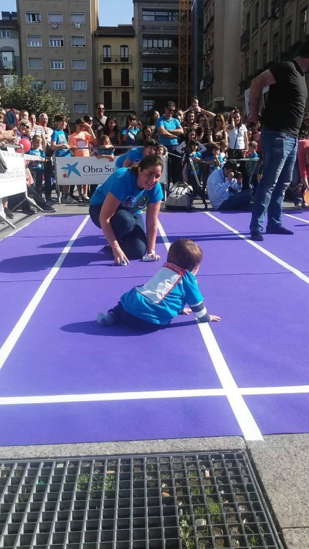 Celebración del Día Europeo del Autismo en la plaza del Castillo de Pamplona. I Carrera de Gateo por el Autismo y V Carrera Solidaria de ANA