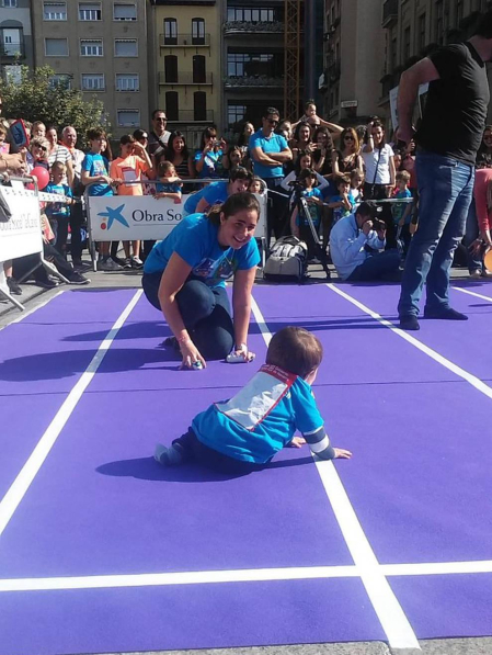 Celebración del Día Europeo del Autismo en la plaza del Castillo de Pamplona. I Carrera de Gateo por el Autismo y V Carrera Solidaria de ANA