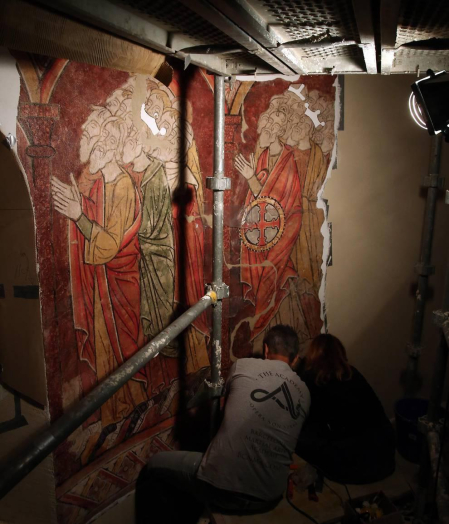 Arsus Paper ya está colocando en la iglesia la reproducción de sus pinturas murales