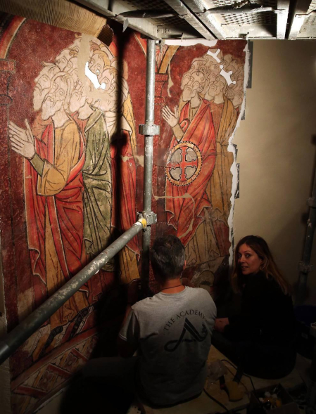 Arsus Paper ya está colocando en la iglesia la reproducción de sus pinturas murales