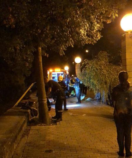 La mujer ha sido trasladada al CHN en una ambulancia medicalizada tras una complicada operación de rescate que se ha alargado casi una hora.
