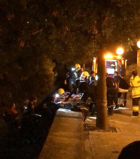 La mujer ha sido trasladada al CHN en una ambulancia medicalizada tras una complicada operación de rescate que se ha alargado casi una hora.