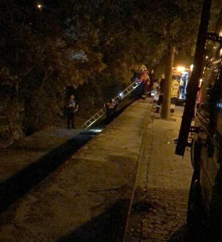 La mujer ha sido trasladada al CHN en una ambulancia medicalizada tras una complicada operación de rescate que se ha alargado casi una hora.