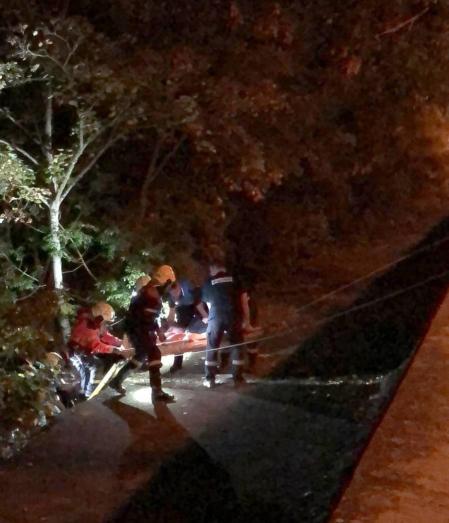 La mujer ha sido trasladada al CHN en una ambulancia medicalizada tras una complicada operación de rescate que se ha alargado casi una hora.