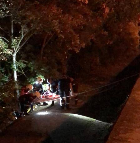La mujer ha sido trasladada al CHN en una ambulancia medicalizada tras una complicada operación de rescate que se ha alargado casi una hora.
