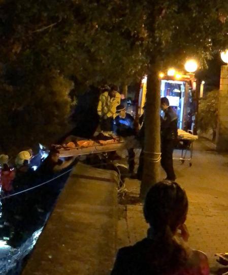 La mujer ha sido trasladada al CHN en una ambulancia medicalizada tras una complicada operación de rescate que se ha alargado casi una hora.