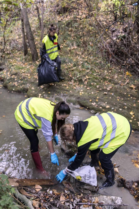Más de 120 voluntarios y voluntarias se han congregado este sábado para participar en la limpieza del río Sadar