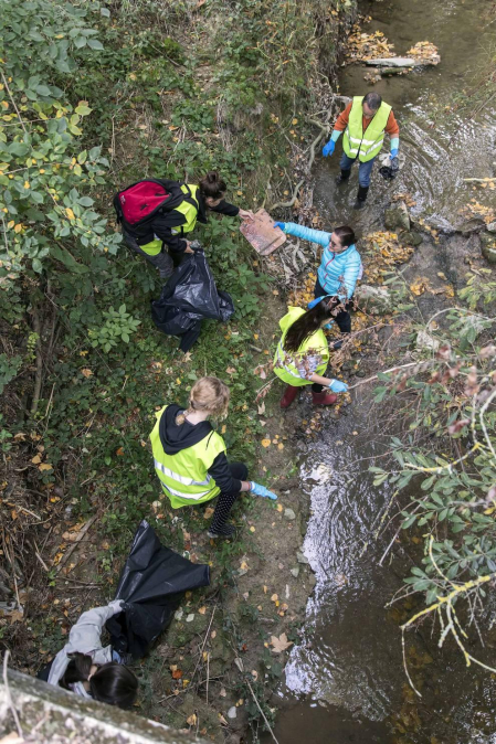 Más de 120 voluntarios y voluntarias se han congregado este sábado para participar en la limpieza del río Sadar