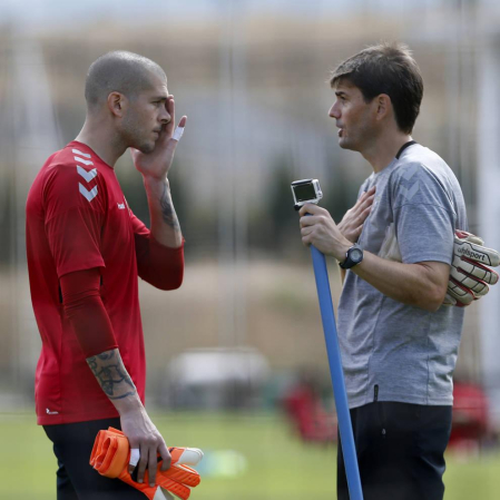 Fotos del meta de Osasuna Rubén Martínez en diferentes entrenamientos