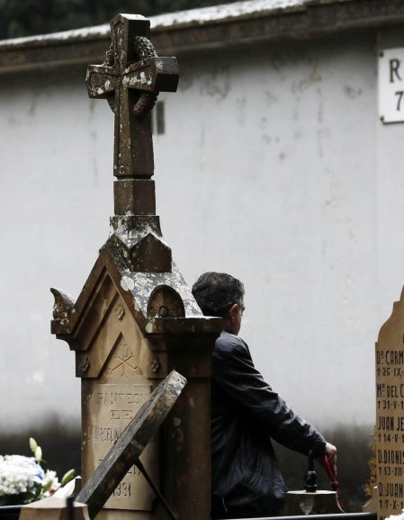 Visitantes acudieron al cementerio de Pamplona a visitar a sus difuntos este 1 de noviembre de 2018.