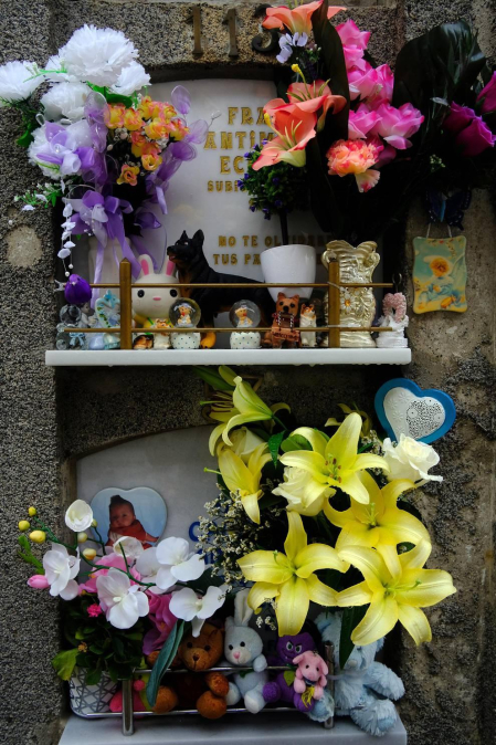 Un paseo por el cementerio de Pamplona el día después de Todos los Santos deja imágenes que pueden desgarrar por dentro