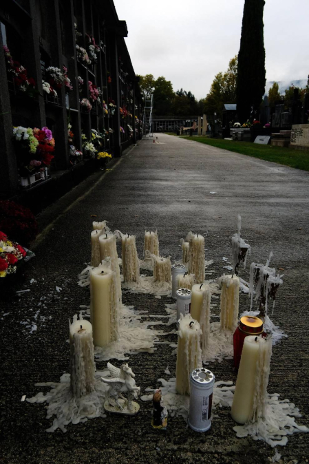 Un paseo por el cementerio de Pamplona el día después de Todos los Santos deja imágenes que pueden desgarrar por dentro