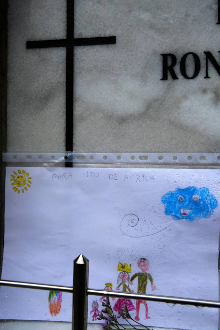 Un paseo por el cementerio de Pamplona el día después de Todos los Santos deja imágenes que pueden desgarrar por dentro