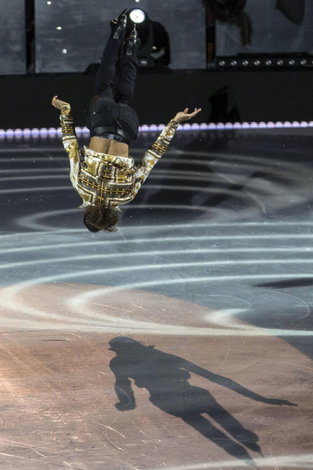 El patinador español Javier Fernández protagonizó la puesta en escena del espectáculo en la reconvertida pista del pabellón navarro.