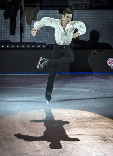El patinador español Javier Fernández protagonizó la puesta en escena del espectáculo en la reconvertida pista del pabellón navarro.