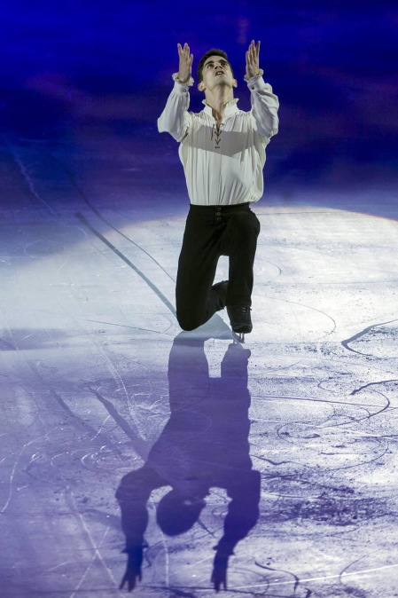 El patinador español Javier Fernández protagonizó la puesta en escena del espectáculo en la reconvertida pista del pabellón navarro.