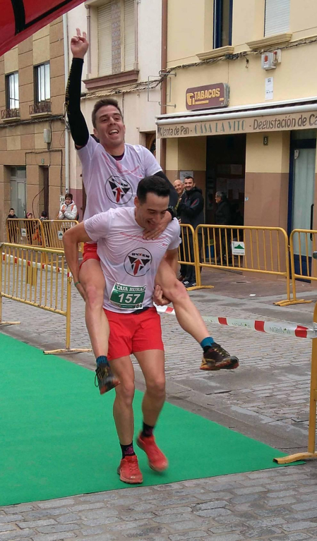 Álvaro Ramos cruzó la meta sobre los hombros de su compañero Javier Lizarra en la prueba de 14 kilómetros