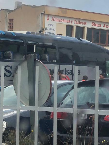 Imágenes de los daños causados por el autobús robado en Tafalla, que ha chocado contra varios coches, uno de policía, tras conducir en dirección contraria, y cuyo conductor ha dado positivo en drogas.