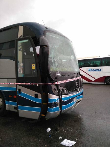 Imágenes de los daños causados por el autobús robado en Tafalla, que ha chocado contra varios coches, uno de policía, tras conducir en dirección contraria, y cuyo conductor ha dado positivo en drogas.