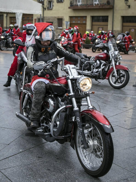 Motorutas.com organizó el primer raid de motocicletas de pilotos disfrazados de Papa Noel solidario con el Banco de Alimentos de Navarra