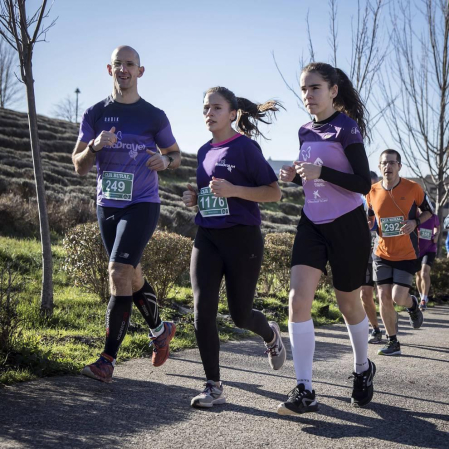 Más de 800 corredores participaron este domingo en la VI San Silvestre de Artica para ayudar a la niña Nerea.