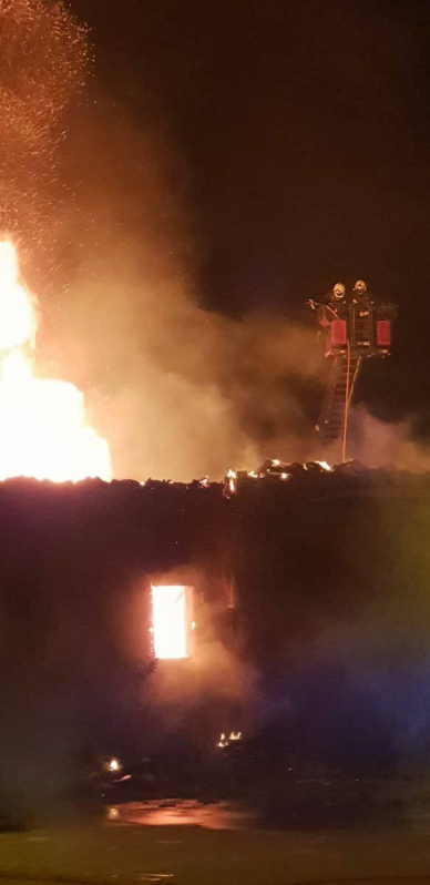 Fotos de los bomberos trabajando en el incendio que ha afectado a una vivienda en Artaiz