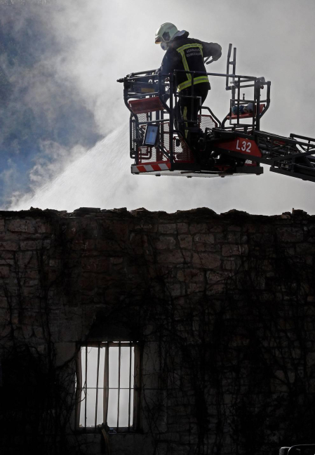 Fotos de los bomberos trabajando en el incendio que ha afectado a una vivienda en Artaiz