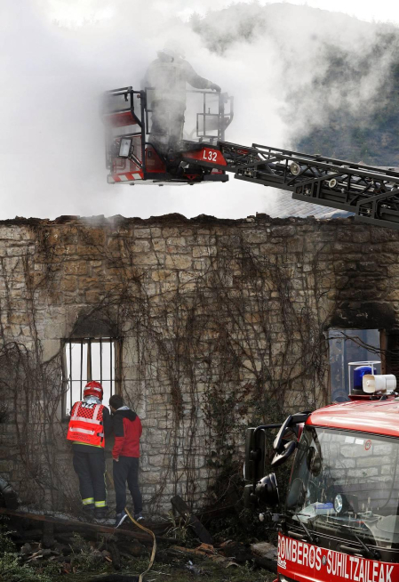 Fotos de los bomberos trabajando en el incendio que ha afectado a una vivienda en Artaiz