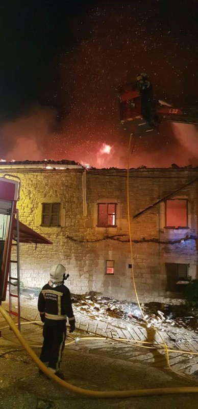 Fotos de los bomberos trabajando en el incendio que ha afectado a una vivienda en Artaiz