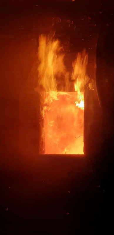 Fotos de los bomberos trabajando en el incendio que ha afectado a una vivienda en Artaiz
