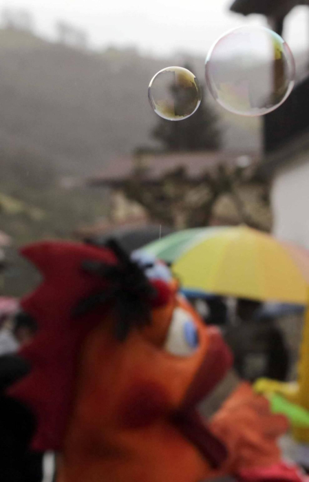 El mal tiempo y las bajas temperaturas no impidieron que decenas de vecinos de Sunbilla salieran a la calle para celebrar sus carnavales.