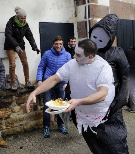 El mal tiempo y las bajas temperaturas no impidieron que decenas de vecinos de Sunbilla salieran a la calle para celebrar sus carnavales.