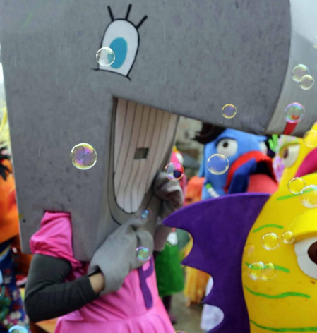 El mal tiempo y las bajas temperaturas no impidieron que decenas de vecinos de Sunbilla salieran a la calle para celebrar sus carnavales.
