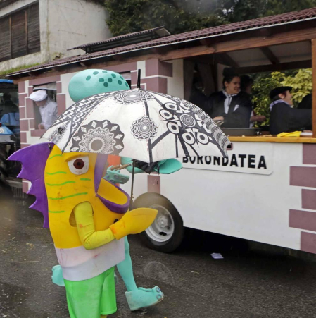 El mal tiempo y las bajas temperaturas no impidieron que decenas de vecinos de Sunbilla salieran a la calle para celebrar sus carnavales.