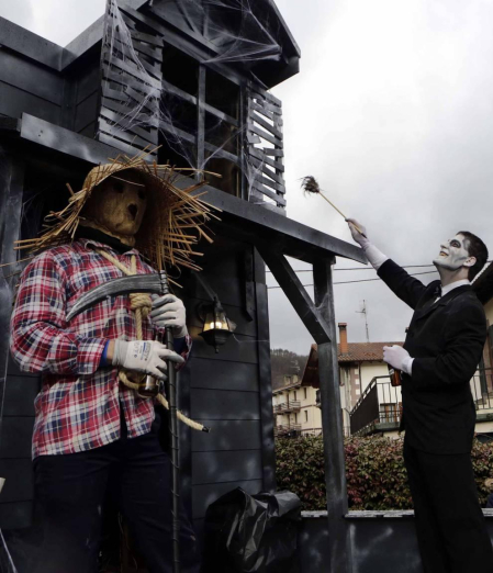 El mal tiempo y las bajas temperaturas no impidieron que decenas de vecinos de Sunbilla salieran a la calle para celebrar sus carnavales.